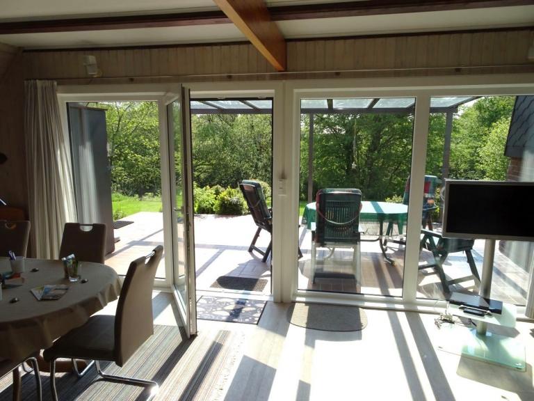 Wohn- Essecke mit Blick in den Garten