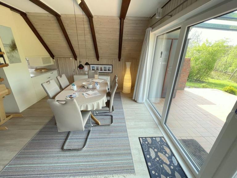 Esstisch mit Gartenblick